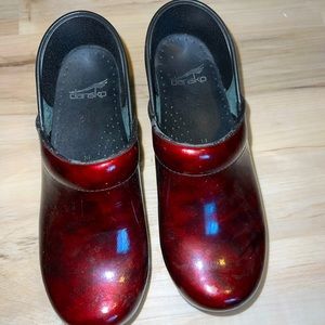 Danskos size 38 (US 7.5-8), fit like 7-7.5.